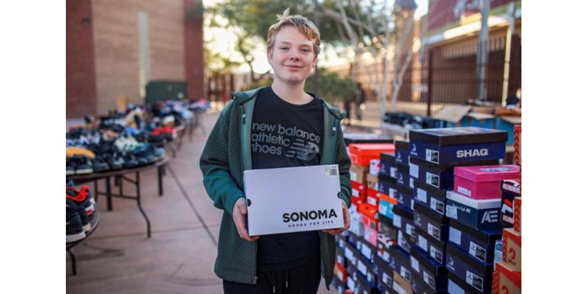 Мальчик из Лас-Вегаса прославился огромной коллекцией обуви, собранной для благотворительности