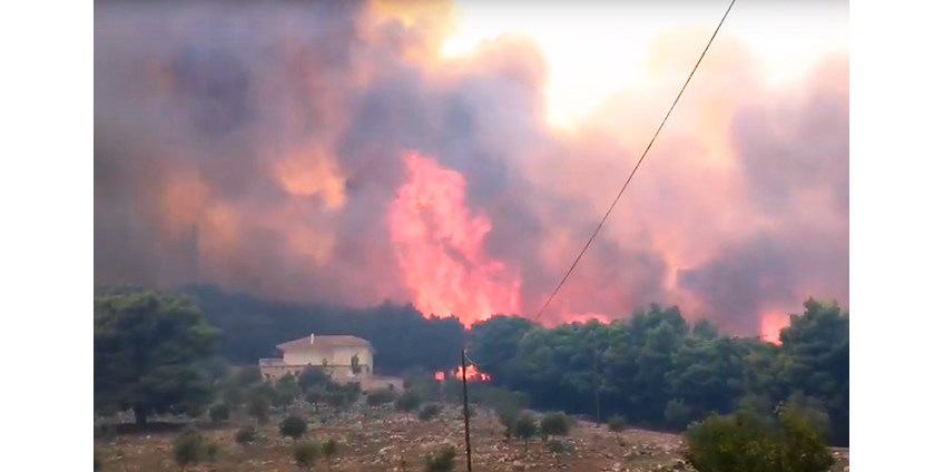 На греческом курортном острове лесной пожар подбирается к населенным пунктам