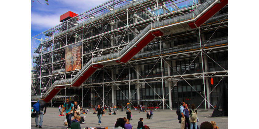 В Париже посетитель Центра Помпиду порезал ножом картину Даниеля Бюрена