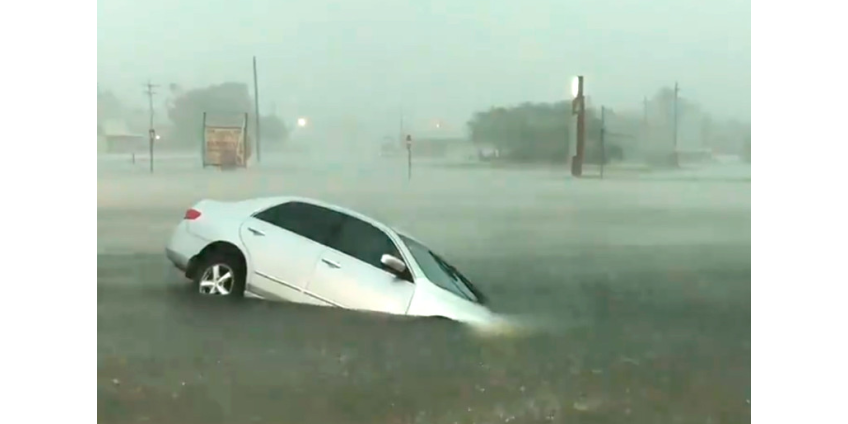 Тропическая депрессия "Имельда" погружает под воду населенные пункты в Техасе