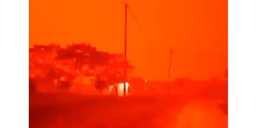 Из-за дыма природных пожаров красная мгла окутала деревню в Индонезии