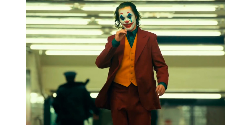 "Джокер" с Хоакином Фениксом навеял мрачные воспоминания о бойне в кинотеатре США и страх ее повторения