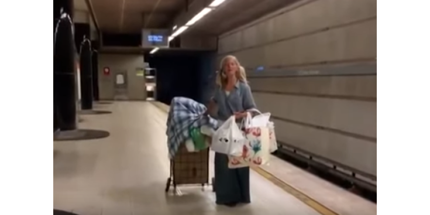 Бездомная женщина, спевшая в метро Лос-Анджелеса, стала героиней соцсетей