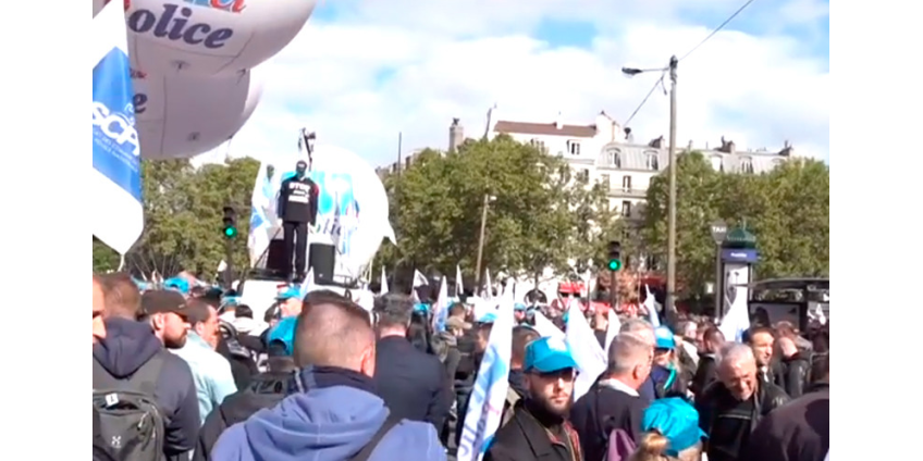 Французские полицейские выплеснули свой гнев на улицы Парижа