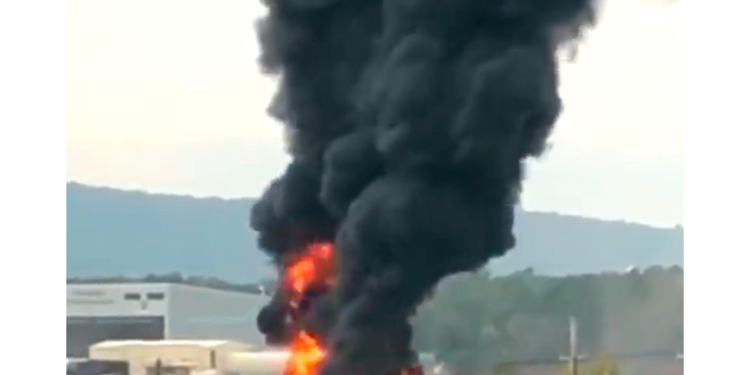 В США при посадке разбился и сгорел бомбардировщик времен Второй мировой B-17 "Летающая крепость": есть жертвы В США при посадке разбился и сгорел бомбардировщик времен Второй мировой B-17 "Летающая крепость": есть жертвы