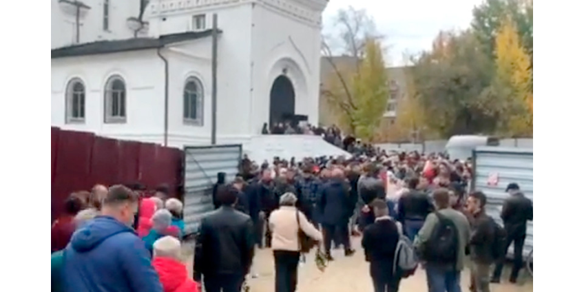 Тысячи жителей Саратова пришли проститься с убитой девятилетней Лизой Киселевой