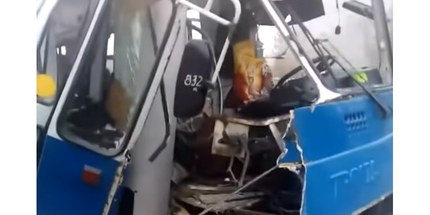 В Чебоксарах троллейбус, у водителя которого свело ногу, врезался в столб: 26 пострадавших