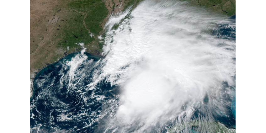 В Мексиканском заливе тропический шторм "Нестор" движется на Флориду