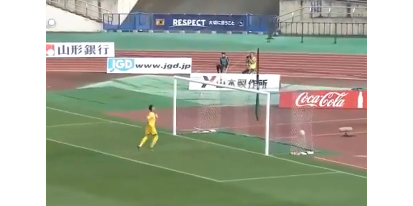 Японский вратарь пропустил два гола с центра поля за полторы минуты
