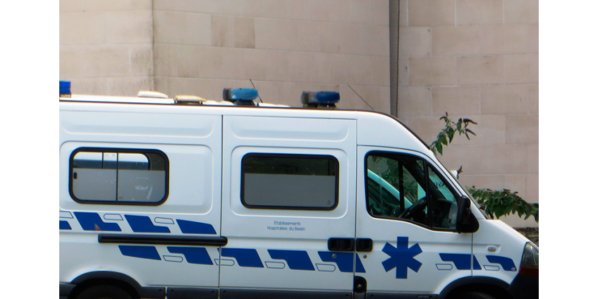 На севере Франции опрокинулся междугородный автобус, более 30 пассажиров пострадало