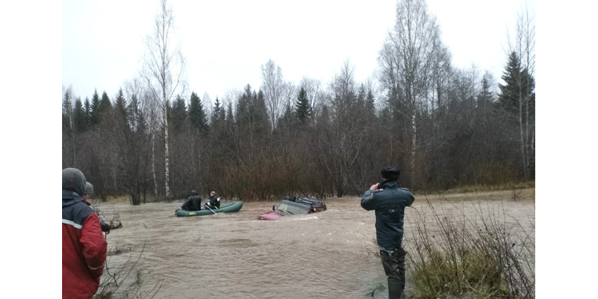 В Новгородской области спасли водителя, который 5 часов провел на крыше затонувшей в реке машины