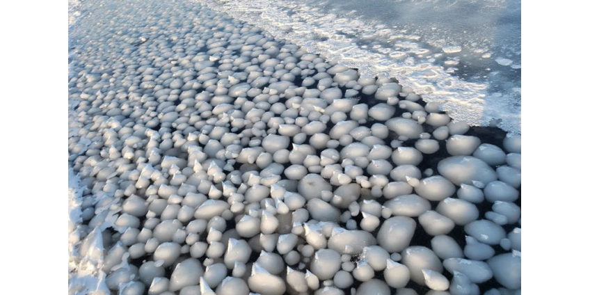 "Ледяные яйца" усеяли берег моря в Финляндии и реку на Аляске