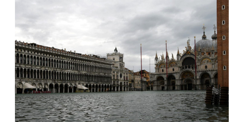 В страдающей от наводнения Венеции уровень воды вновь поднялся на несколько десятков сантиметров