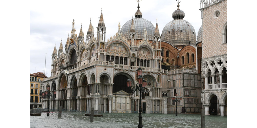 Наводнением поврежден собор Святого Марка в Венеции