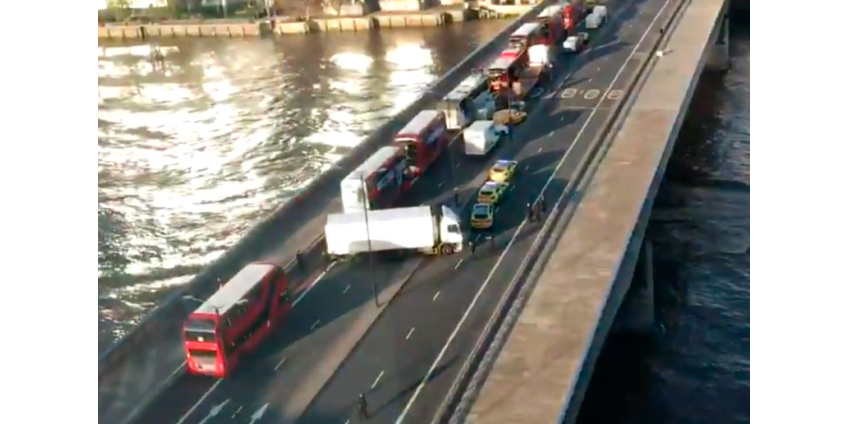 Стрельба на Лондонском мосту: мужчина с муляжом бомбы напал с ножом на людей, полиция открыла огонь