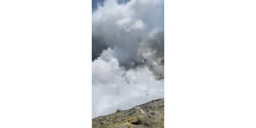 Внезапное извержение вулкана на новозеландском острове накрыло туристов: 5 погибших