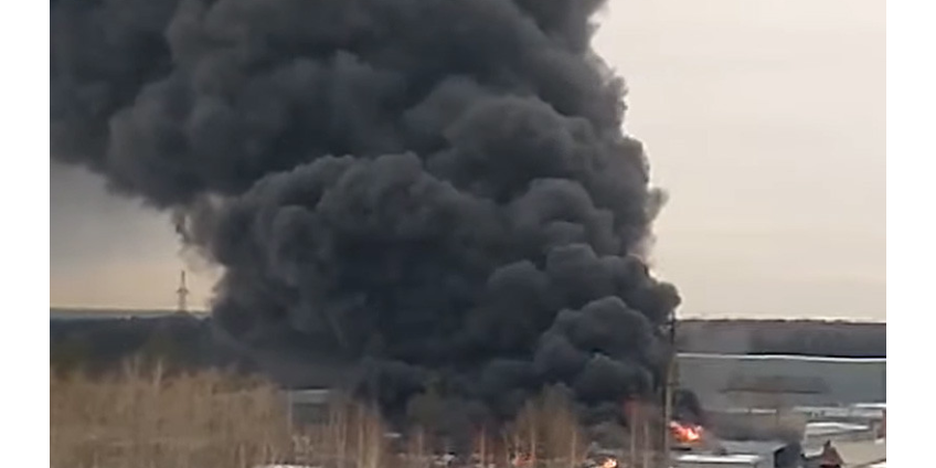 В Екатеринбурге раздаются взрывы в горящем здании Уральского завода лакокрасочных изделий