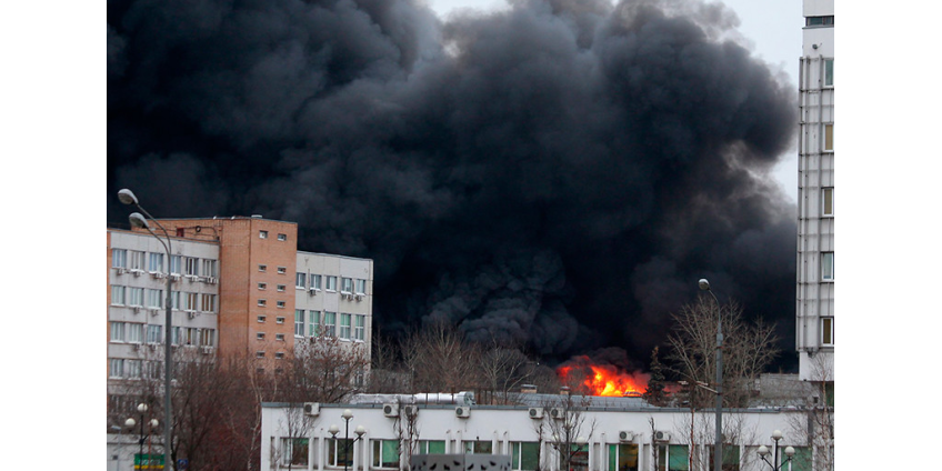 Крупный пожар произошел на складе на юге Москвы