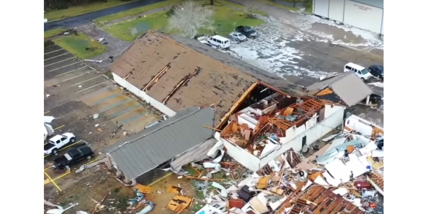 На юг США обрушились торнадо: разрушены десятки домов, погибли три человека