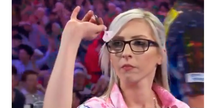 25-летняя англичанка вошла в историю дартса, впервые обыграв мужчину