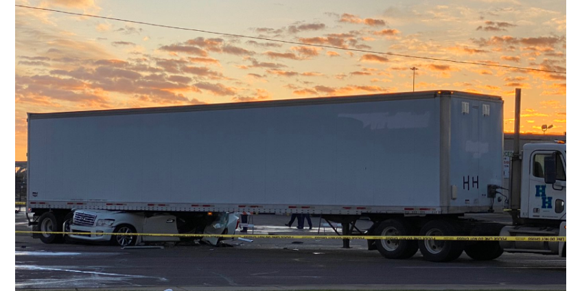 В Финиксе в ДТП с трейлером погиб водитель внедорожника