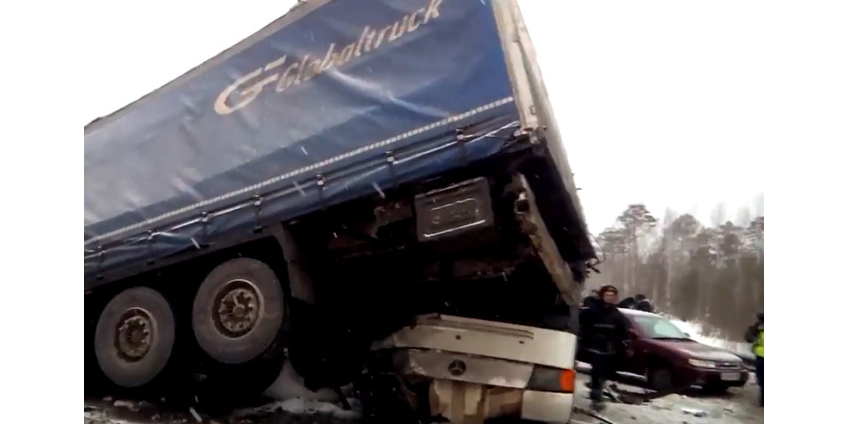 Под Пермью шесть машин столкнулись с автобусом: 12 пострадавших