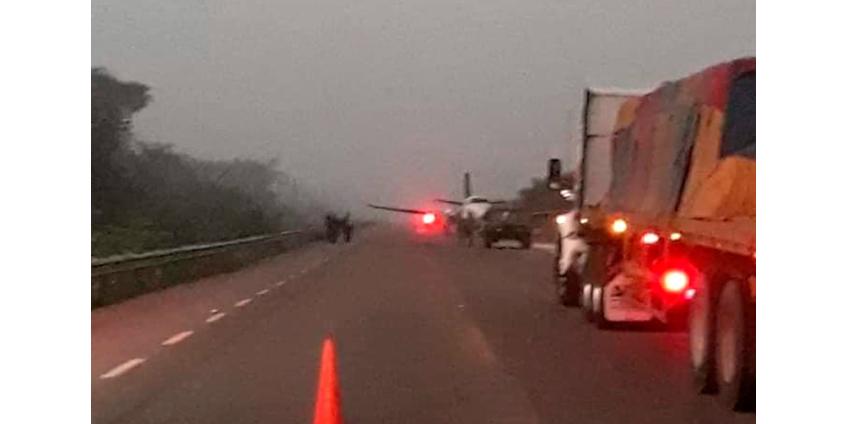 Самолет наркомафии сел на дорогу на юге Мексики, экипаж обстрелял военных и скрылся