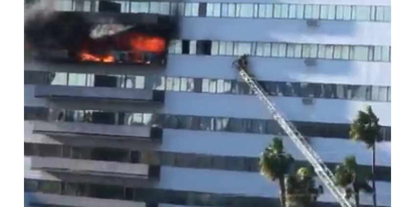 Крупный пожар в Лос-Анджелесе: жильцам приходилось выпрыгивать из окон здания