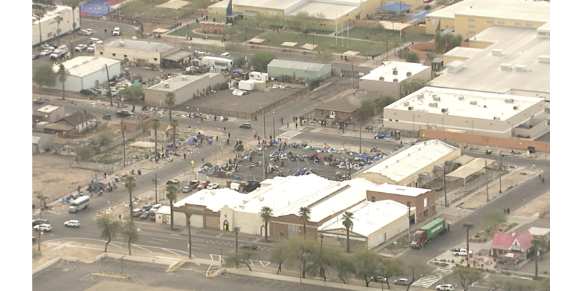 Недалеко от центра Финикса убирают лагеря бездомных