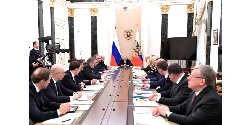 Путин поручил отбирать лицензии у аптек, которые завышают цены в связи с коронавирусом