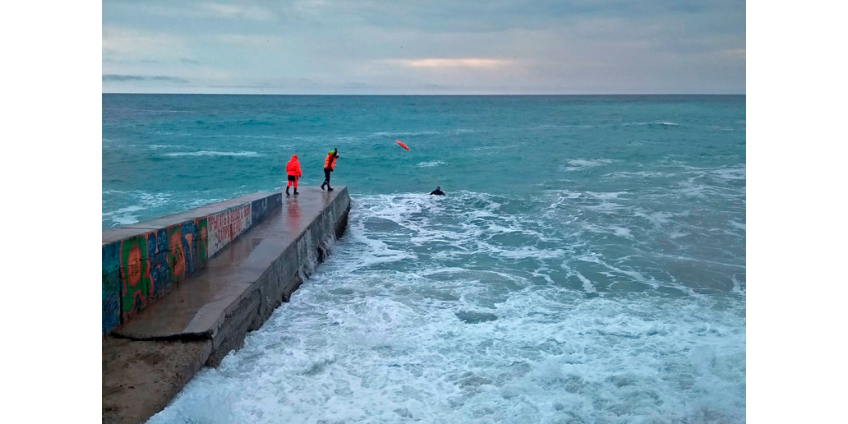 В Крыму штормовой волной смыло в море мужчину и девушку