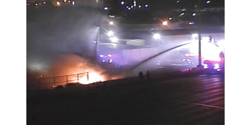 Сотрудники пожарного управления Северного Лас-Вегаса боролись с крупным пожаром на шоссе