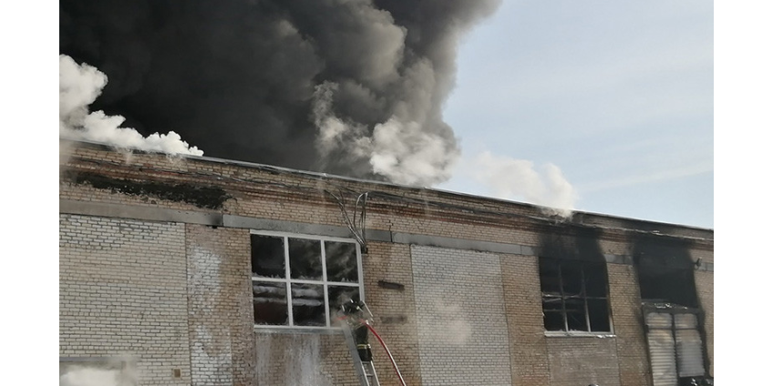 В Челябинске частично обрушился загоревшийся завод пластиковой посуды