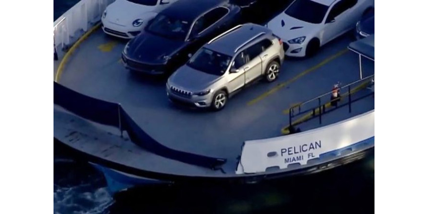 Женщин, которые погибли после того, как их машина упала с парома, нашли в обнимку