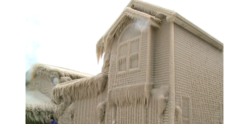 Шторм превратил дома на берегу озера Эри в ледяные скульптуры 