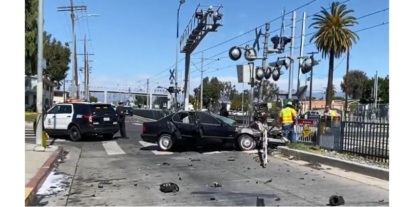 В Лос-Анджелесе столкнулись легковое авто и поезд