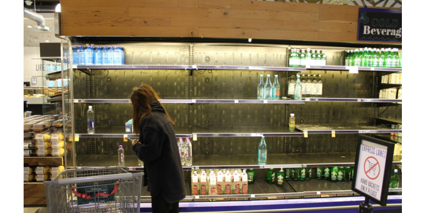 Власти Лос-Анджелеса призывают жителей перестать копить продукты и делать запасы Власти Лос-Анджелеса призывают жителей перестать копить продукты и делать запасы