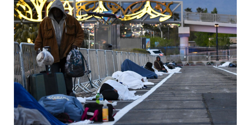 Общественники в Лас-Вегасе возмутились тем, что бездомных заставили жить на парковке