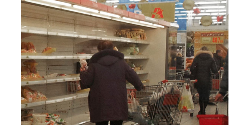 Россияне из-за коронавируса сметают продукты в магазинах рекордными темпами