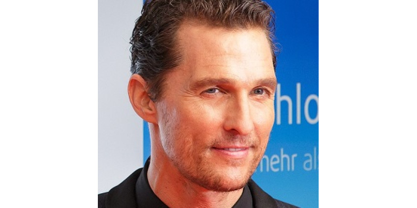 Мэттью МакКонахи играет в виртуальную игру бинго с пенсионерами из Техаса