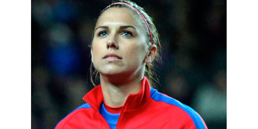 Американская футболистка приседает с гирей на последнем месяце беременности