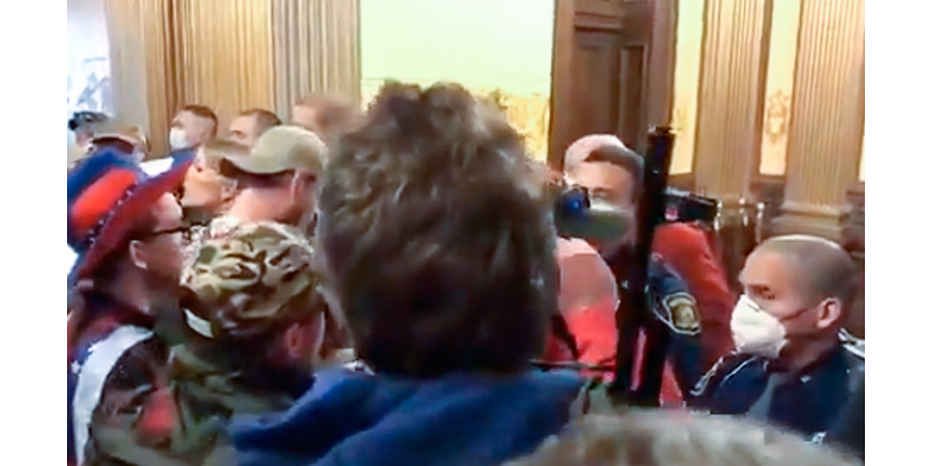 В Мичигане вооруженные участники митинга против самоизоляции проникли в Капитолий, напугав сенаторов