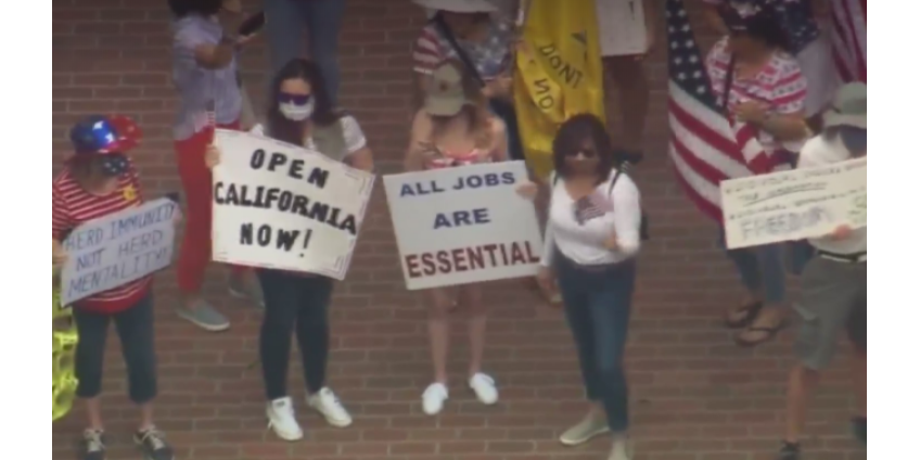 В Сан-Диего вновь собрались протестующие против ограничительных мер в связи с пандемией COVID-19