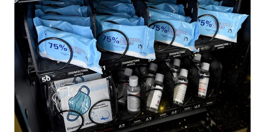 В аэропорту Лас-Вегаса начали продавать СИЗ через автоматы