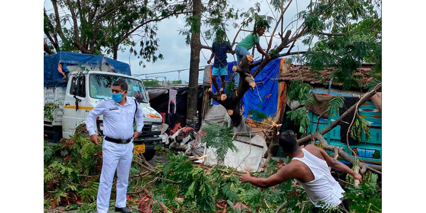 Тропический циклон "Ампан" в Индии и Бангладеш: разрушены тысячи домов, минимум 80 погибших Тропический циклон "Ампан" в Индии и Бангладеш: разрушены тысячи домов, минимум 80 погибших
