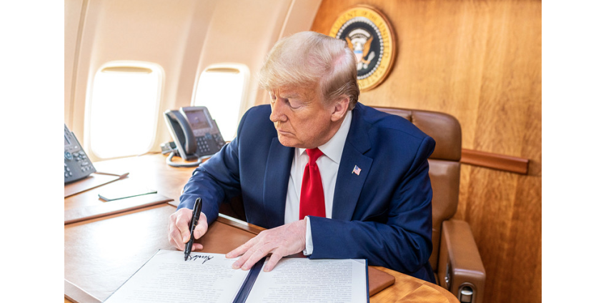 Трамп перечислил зарплату за первый квартал на разработку лекарств от коронавируса