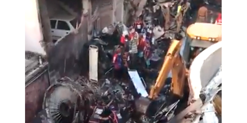 В Пакистане во время крушения самолета несколько человек выжили