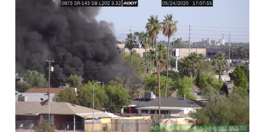 Две семьи были эвакуированы в результате пожара в Финиксе, несколько собак погибли