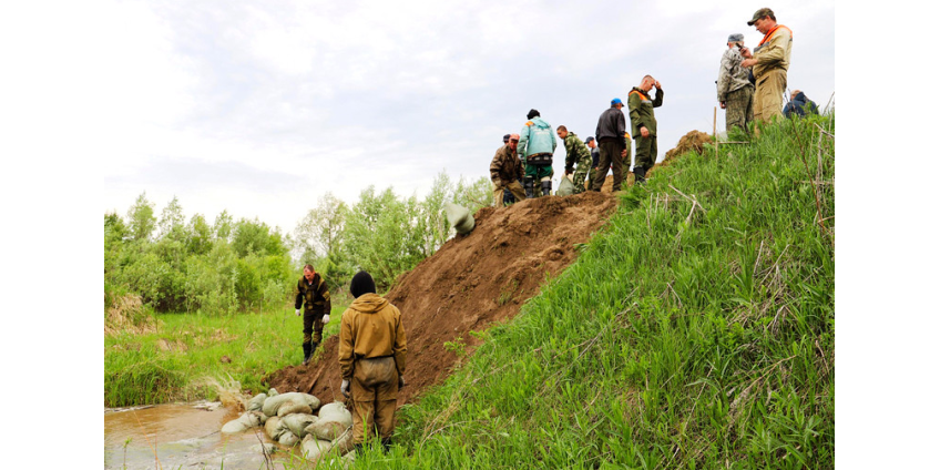 В тюменском селе коммунальщики предотвратили прорыв дамбы, использовав 400 тонн грунта