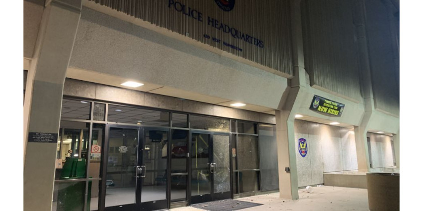 В Финиксе в ходе акции протеста демонстранты разбили стекла и двери в полицейском управлении